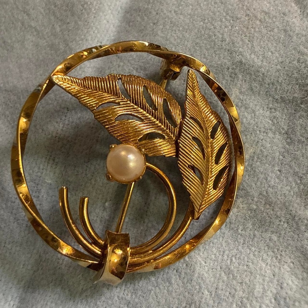 Vintage Gold Tone Leaf and Pearl Circular Brooch Pin for Women